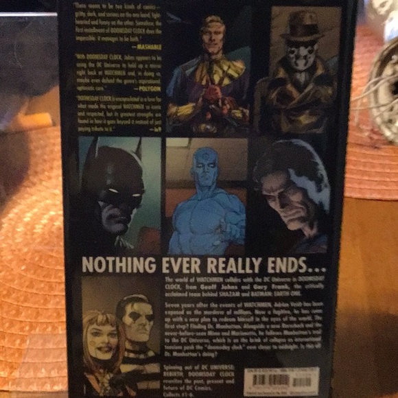 DC Graphic novel Doomsday Clock Part one - Picture 4 of 4